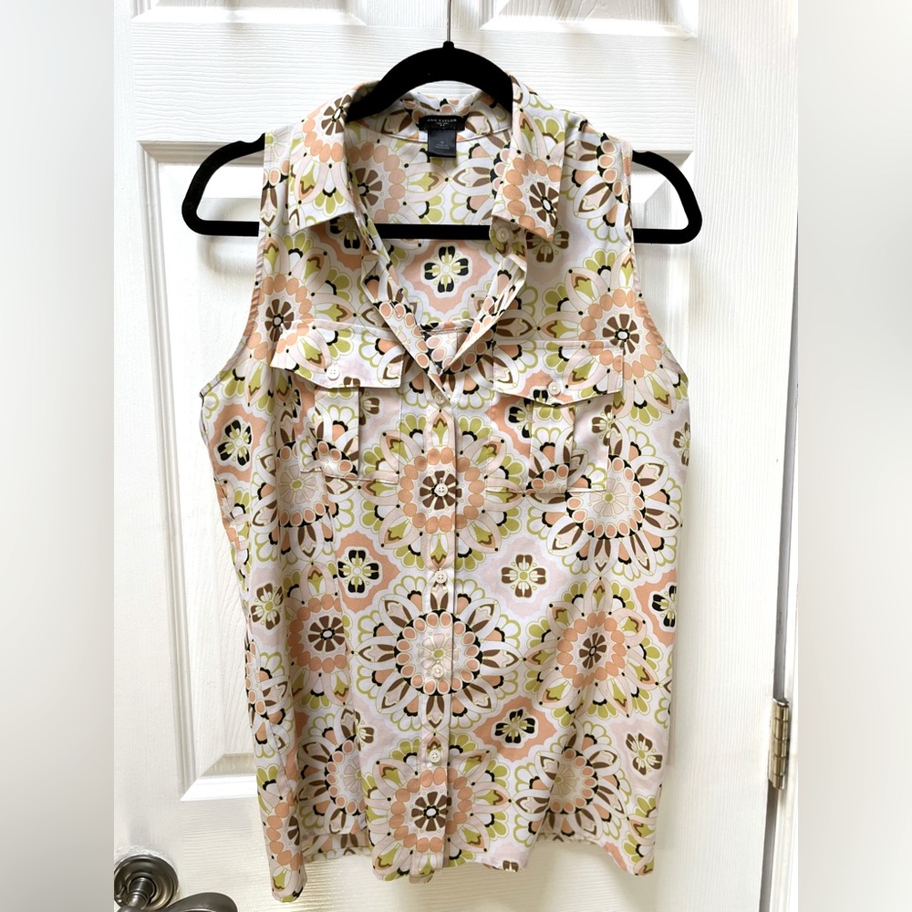 Ann Taylor sleeveless blouse, size M, polyester.